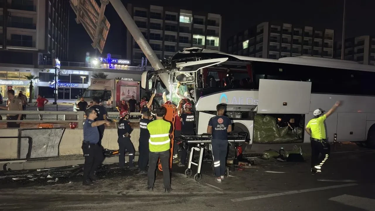 Adana'da yolcu otobüsü kaza yaptı: Çok sayıda kişi yaralı