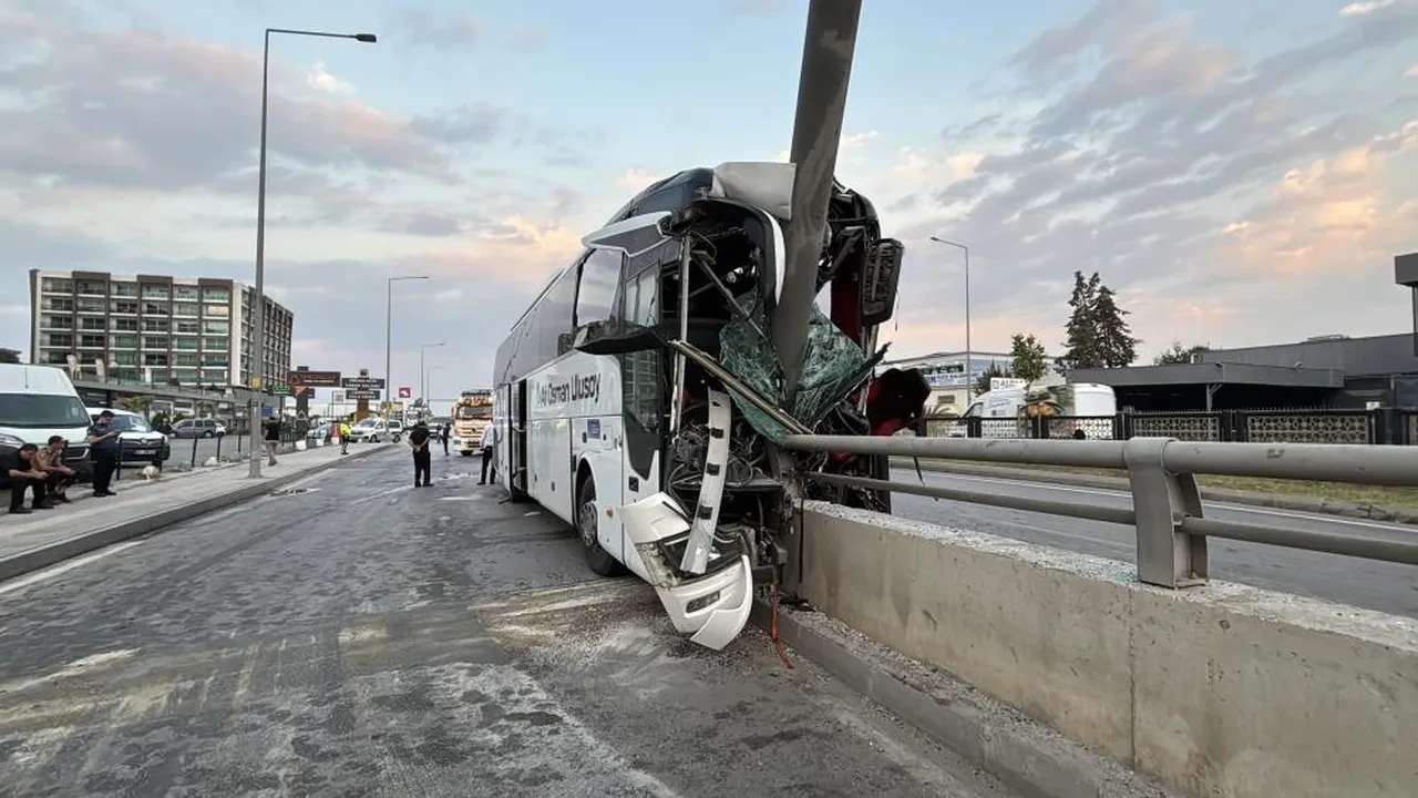 Adana'da yolcu otobüsü kaza yaptı: Çok sayıda kişi yaralı