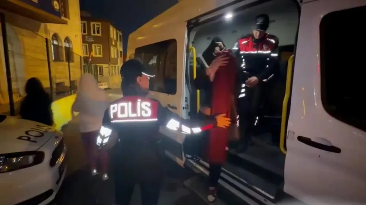 Beyoğlu'nda fuhuş pazarlığına suçüstü: 27 şüpheli gözaltında