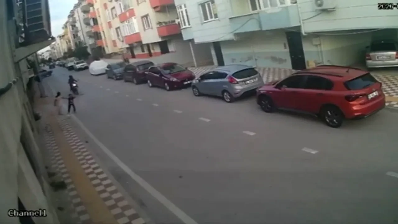 Bursa’da korkutan kaza: Bir anda yola koşan küçük çocuk motosikletin altında kaldı