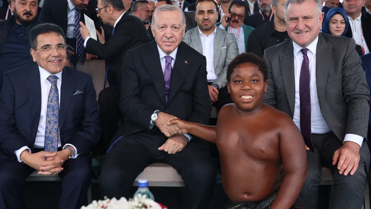 Cumhurbaşkanı Sayın Recep Tayyip Erdoğan, Tanzanyalı 'Arap Osman' ile bir araya geldi: Küçük güreşçi o anları anlattı