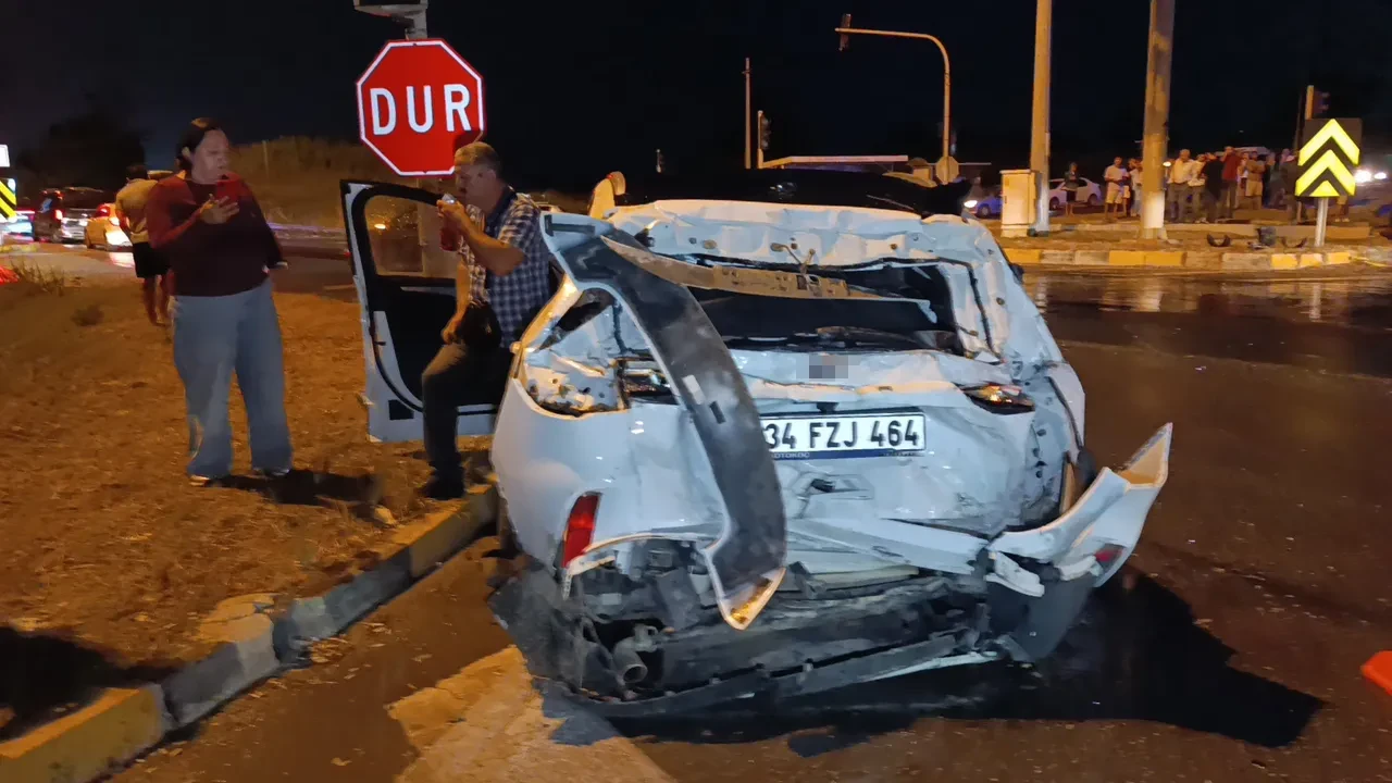 Durakta beklerken tır üzerlerine devrildi: Manavgat'ta korkunç kaza