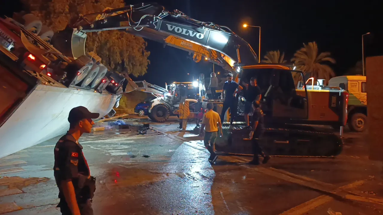 Durakta beklerken tır üzerlerine devrildi: Manavgat'ta korkunç kaza