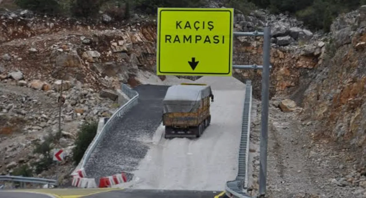 Freni tutmayan araçta zor karar: Acil kaçış rampası nasıl kullanılır?