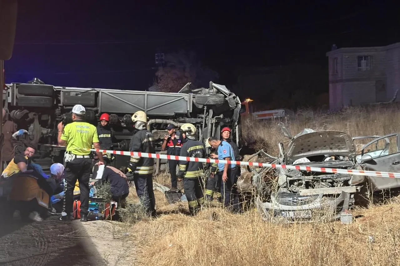 Gaziantep'te yolcu otobüsü ile otomobil çarpıştı: Çok sayıda can kaybı ve yaralı var