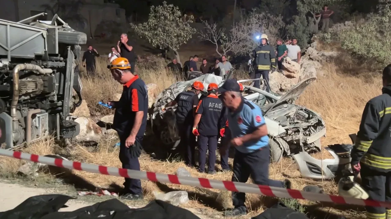 Gaziantep'te yolcu otobüsü ile otomobil çarpıştı: Çok sayıda can kaybı ve yaralı var