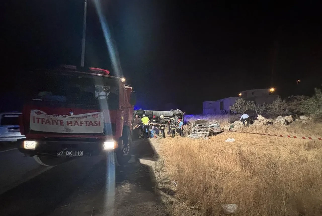 Gaziantep'te yolcu otobüsü ile otomobil çarpıştı: Çok sayıda can kaybı ve yaralı var