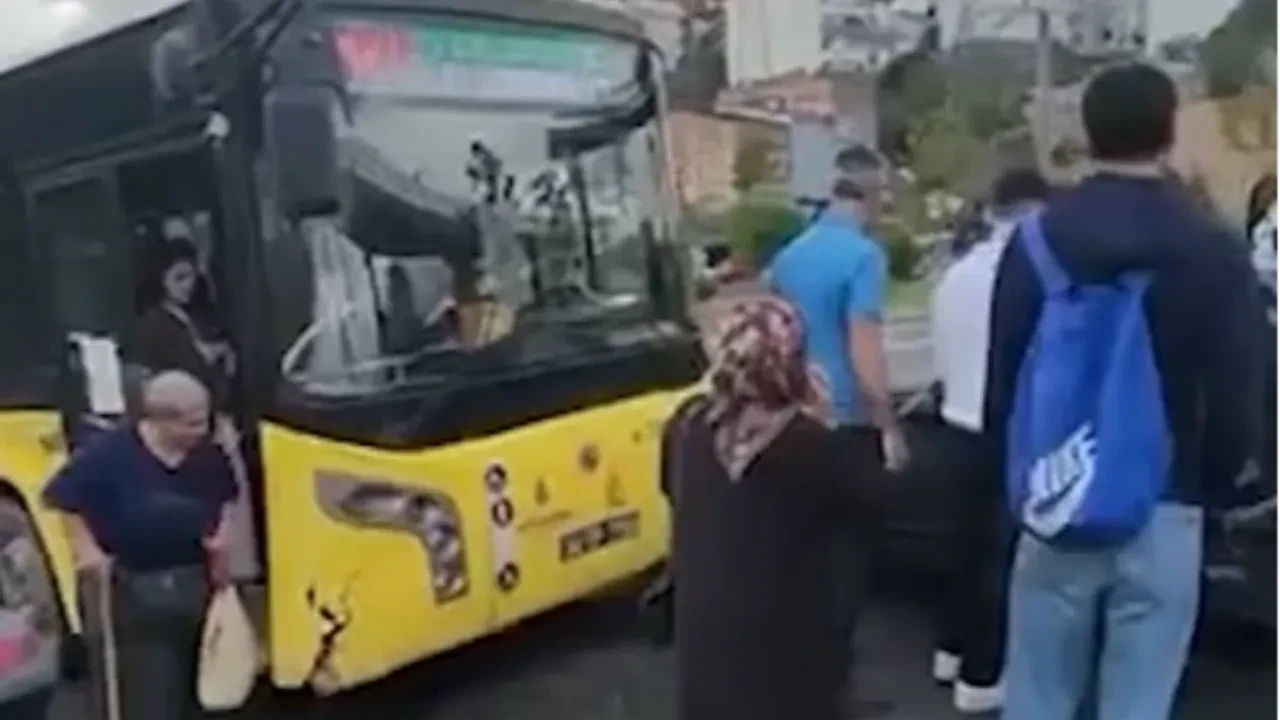İETT otobüsüyle çarpışan otomobil bariyerlere sürüklendi: Yaralılar var