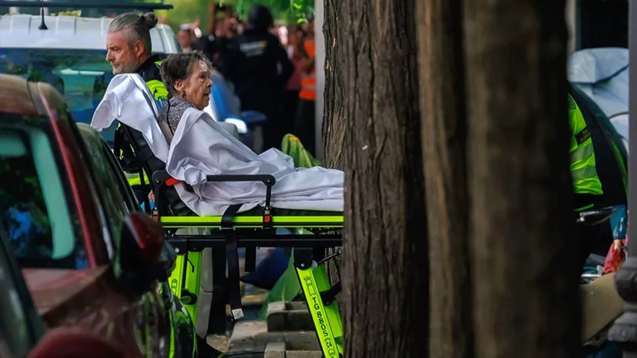 İspanya'da 87 yaşındaki kadın evinden sedyeyle çıkarıldı, konut krizi halkı sokağa döktü