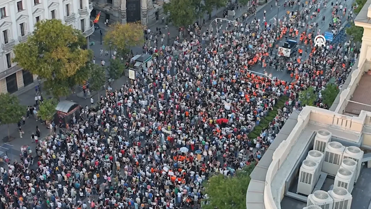 İspanya'da 87 yaşındaki kadın evinden sedyeyle çıkarıldı, konut krizi halkı sokağa döktü