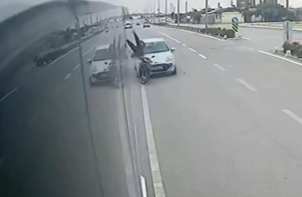 Kaza değil cinayete teşebbüs! Metrelerce havaya fırlayıp servisin altına girdi