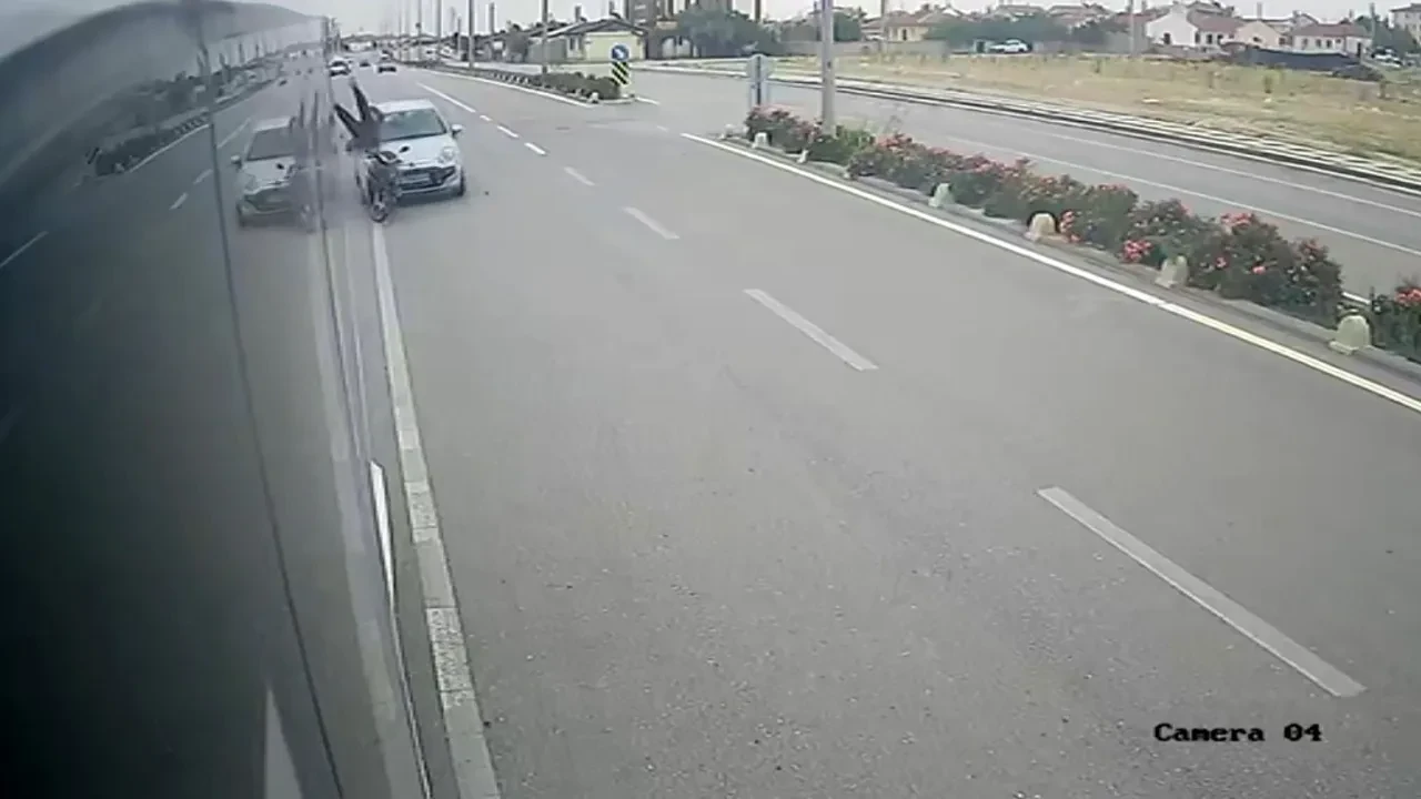 Otomobilin çarptığı bisikletli havada takla attı