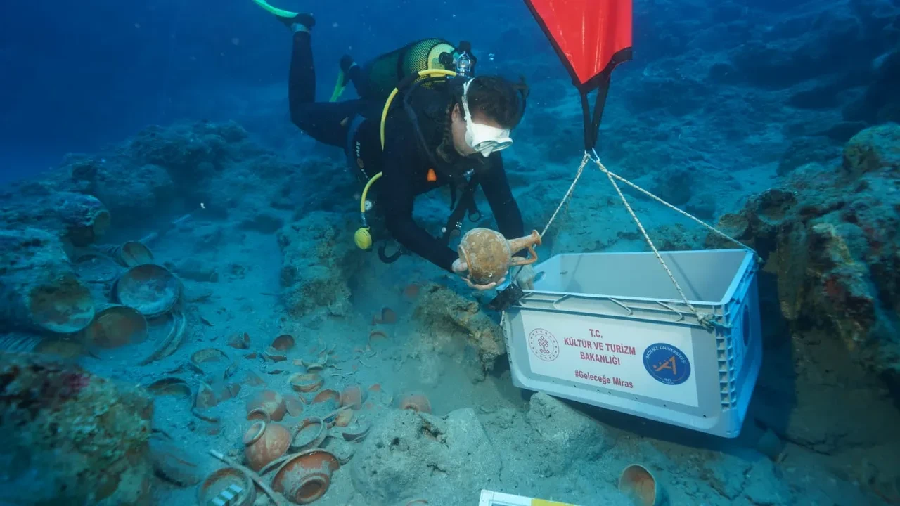 Akdeniz’den 2.100 yıllık sofra takımı çıktı: Binlerce tabak ve kaseyi koruyan sır: Kil