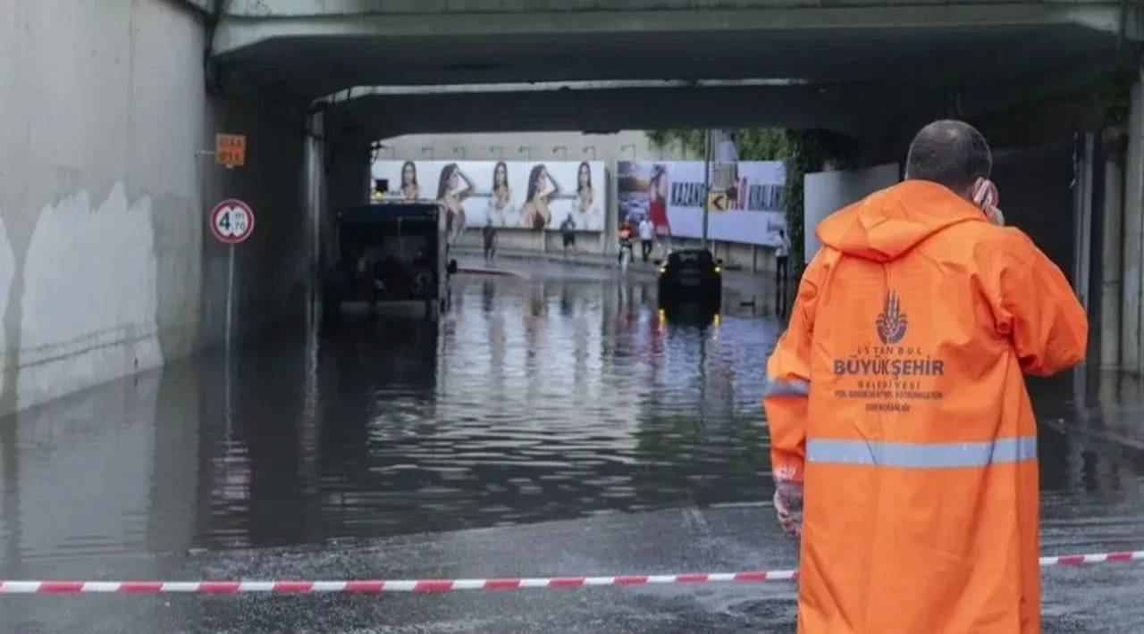 Meteoroloji, AKOM ve Valilikten İstanbullulara peş peşe sağanak uyarısı! Sel ve su baskınlarına dikkat