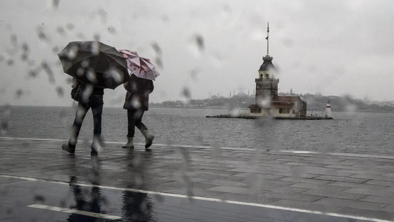 Meteoroloji, AKOM ve Valilikten İstanbullulara peş peşe sağanak uyarısı! Sel ve su baskınlarına dikkat