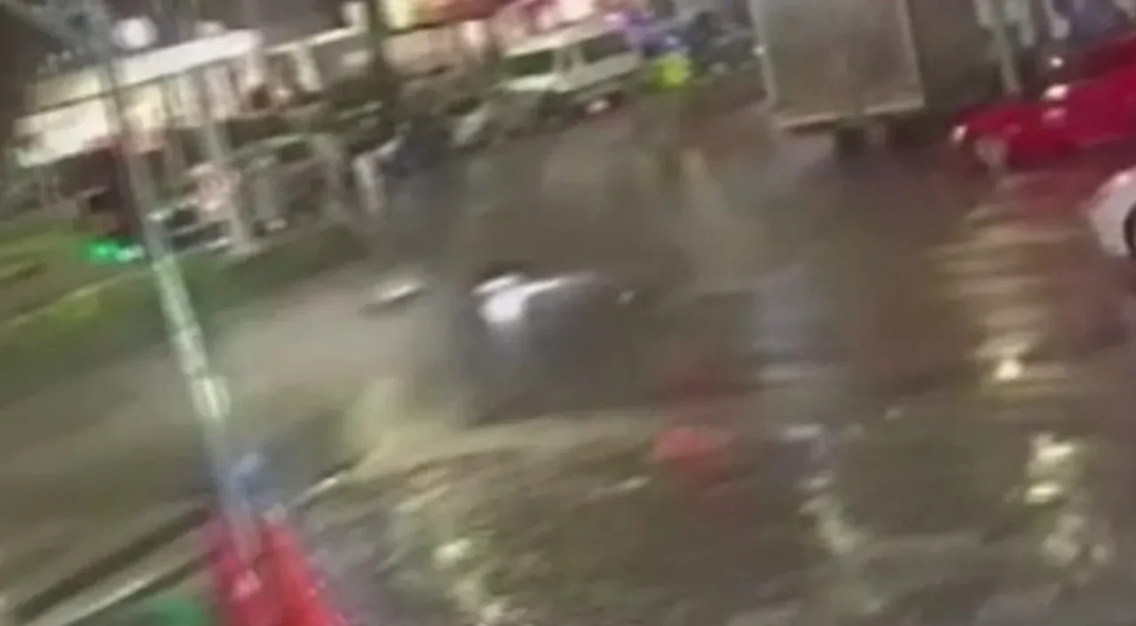 Esenler'de motosiklet kaydı, kamyonetin altına girdi! O anlar kamerada