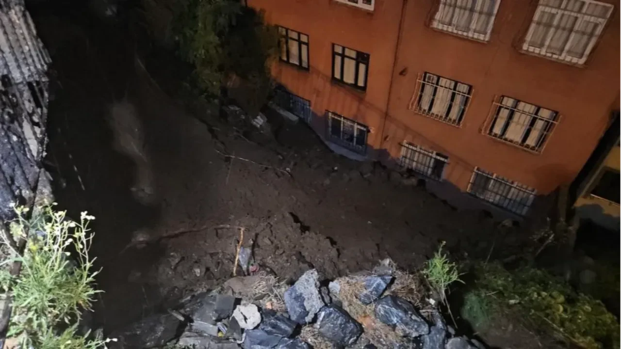 Eyüpsultan'da toprak kaydı: 25 kişinin yaşadığı apartman tahliye edildi