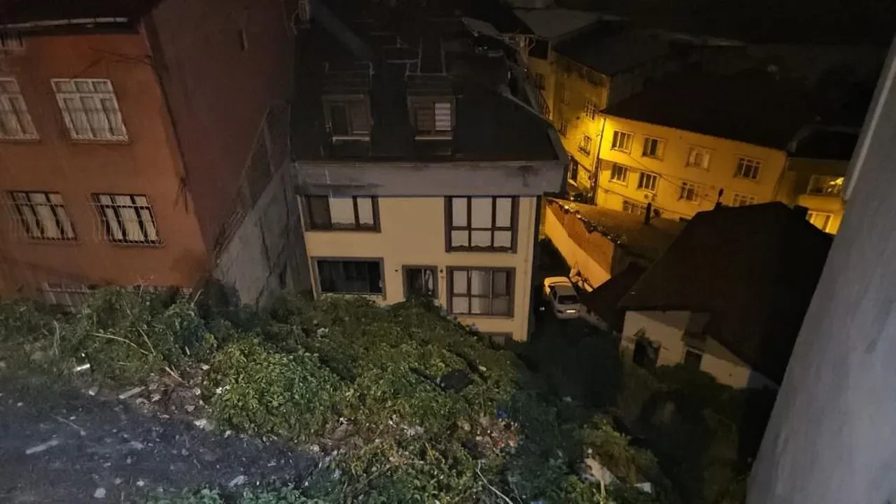 Eyüpsultan'da toprak kaydı: 25 kişinin yaşadığı apartman tahliye edildi