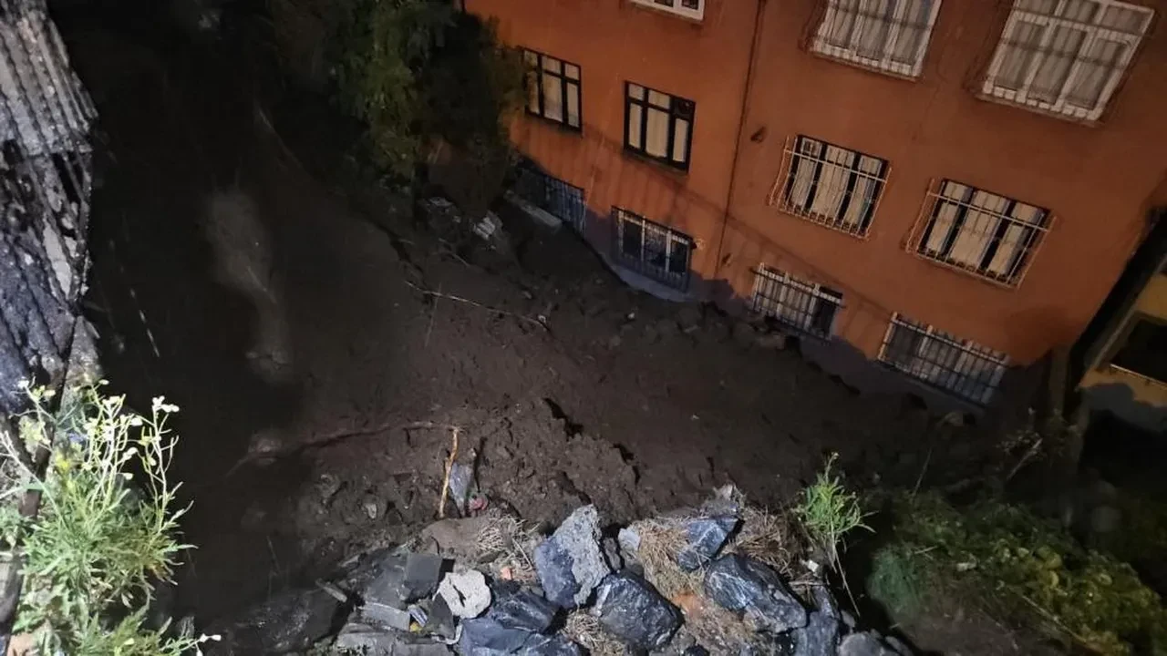 Eyüpsultan'da toprak kaydı: 25 kişinin yaşadığı apartman tahliye edildi