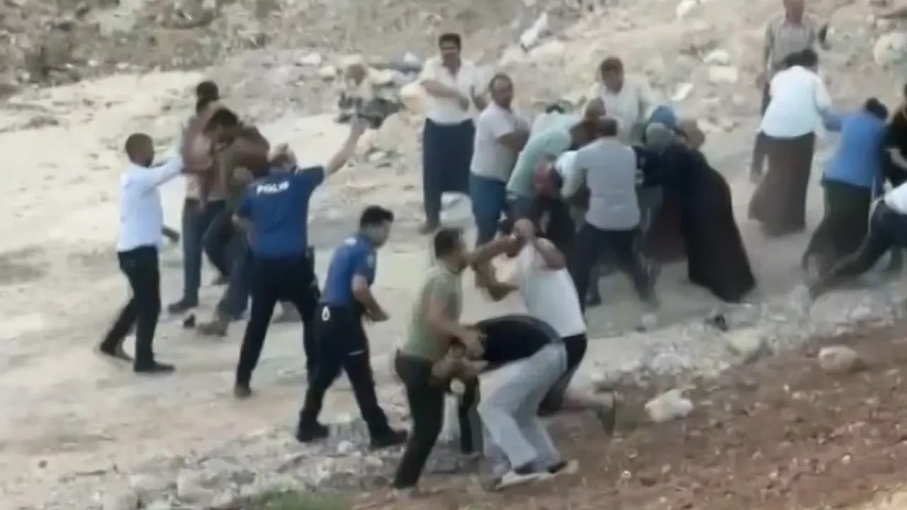 Gaziantep'te ortalık savaş alanına döndü: İki grup arasında taşlı sopalı birbirine girdi