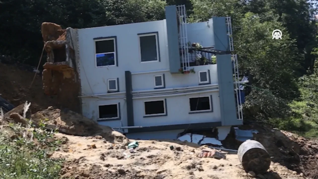 Heyelanda 3 katlı bir bina adeta yere 'düştü'! Nepal'de çok sayıda ölü var
