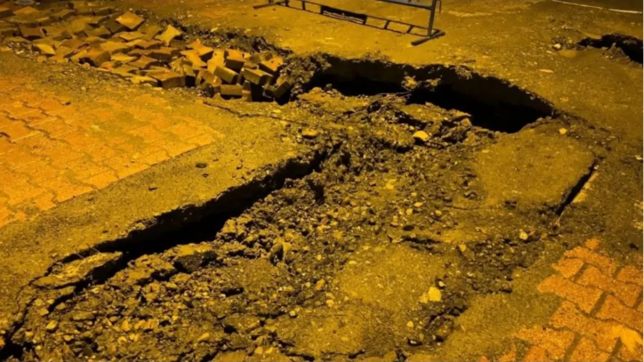 İstanbul’da yağmur sonrası yol çöktü: Kamyon ve otomobil çukura düştü