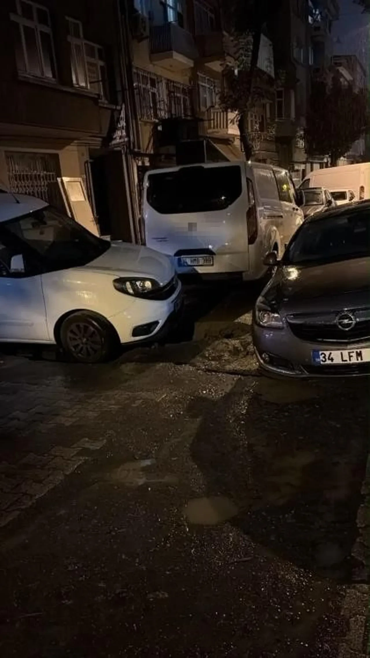 İstanbul’da yağmur sonrası yol çöktü: Kamyon ve otomobil çukura düştü