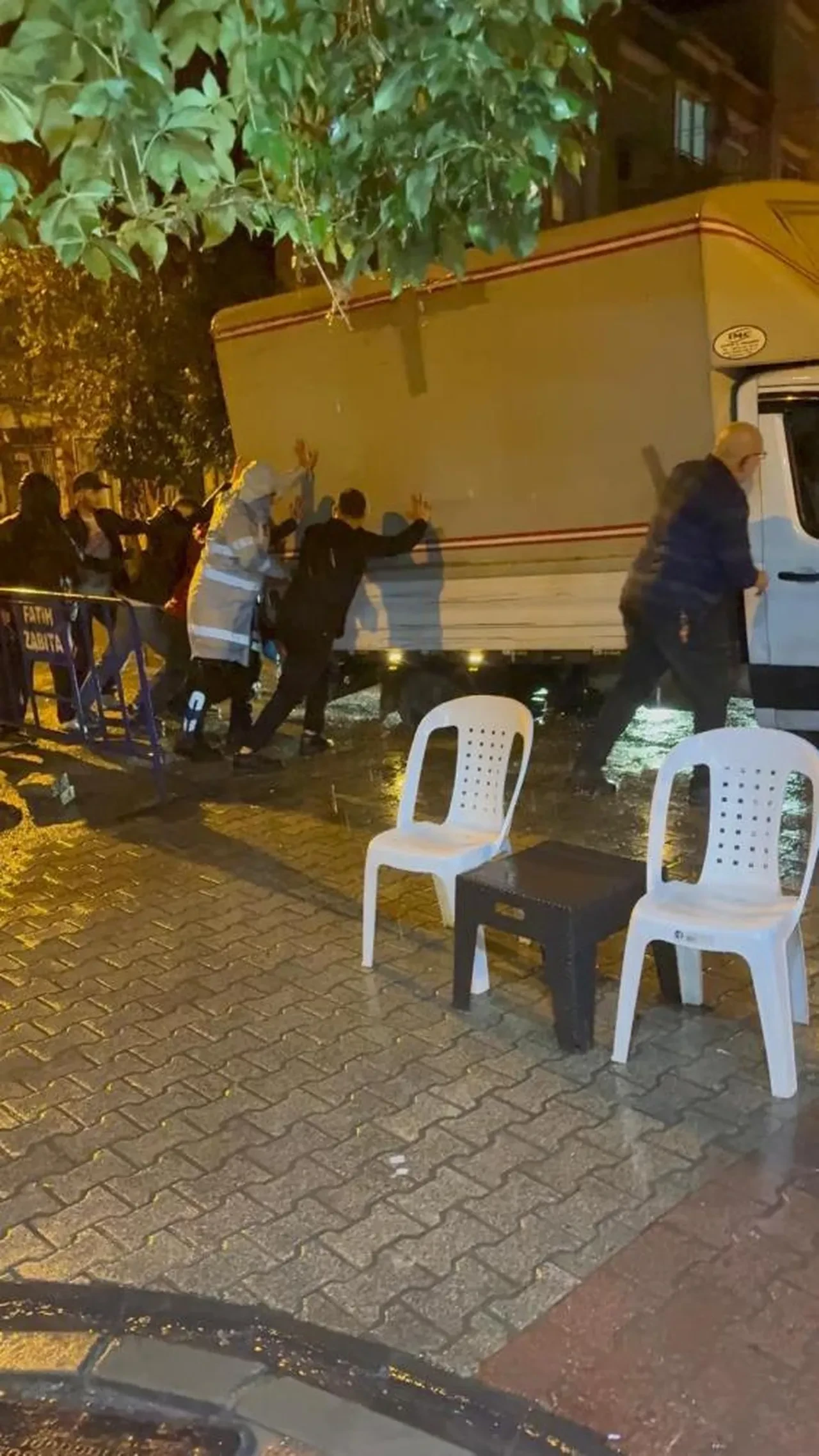İstanbul’da yağmur sonrası yol çöktü: Kamyon ve otomobil çukura düştü