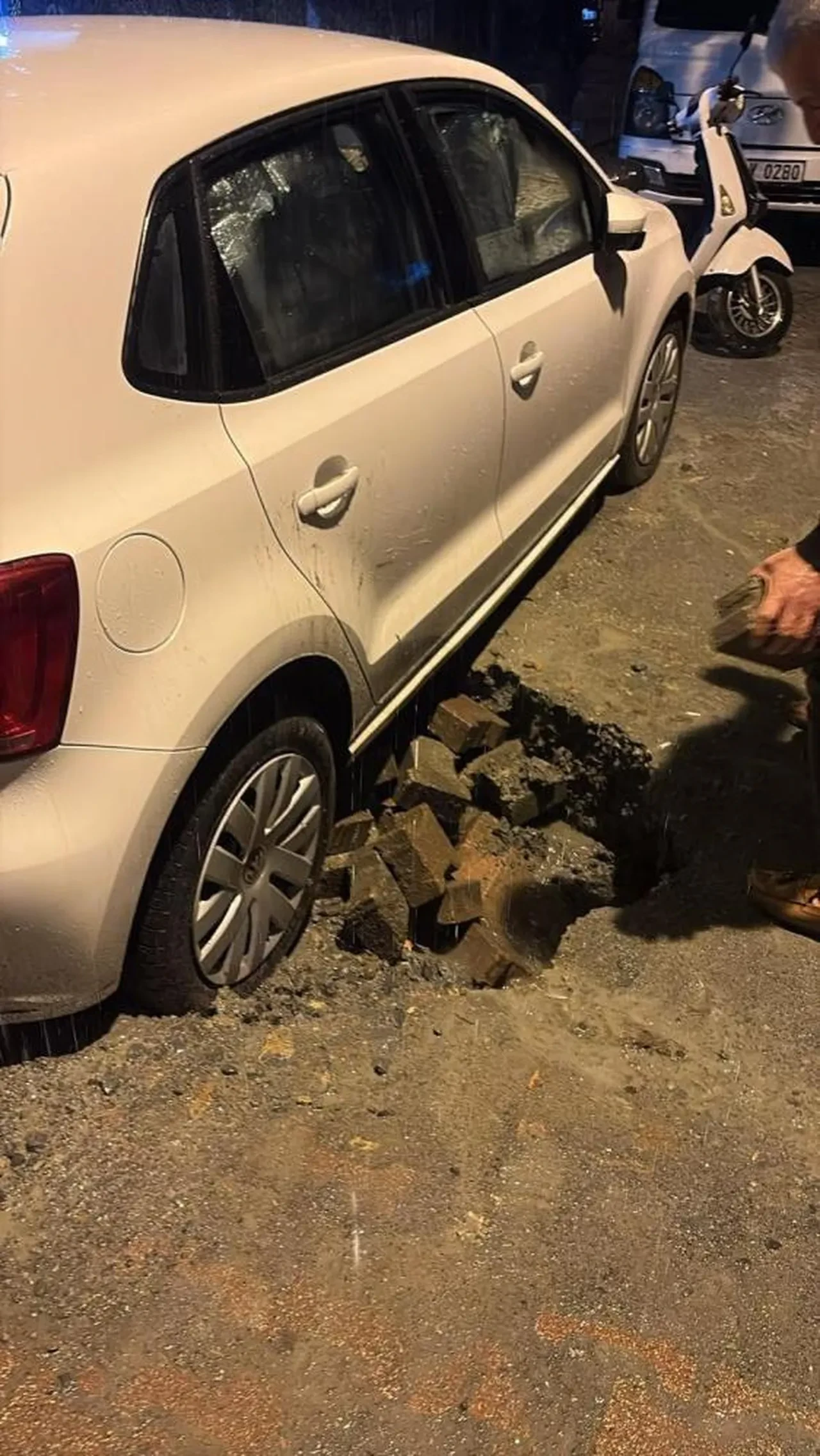 İstanbul’da yağmur sonrası yol çöktü: Kamyon ve otomobil çukura düştü