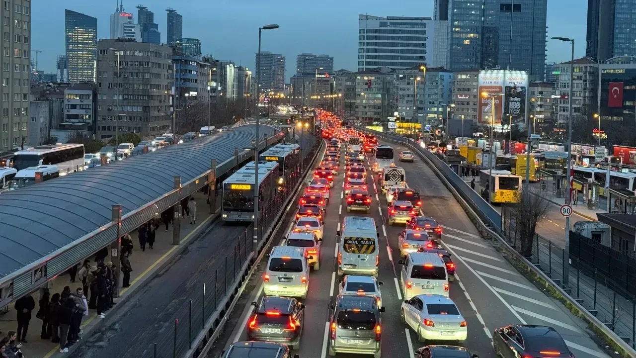  İstanbul'da yağmurun da etkisiyle trafik yoğunluğu yaşandı