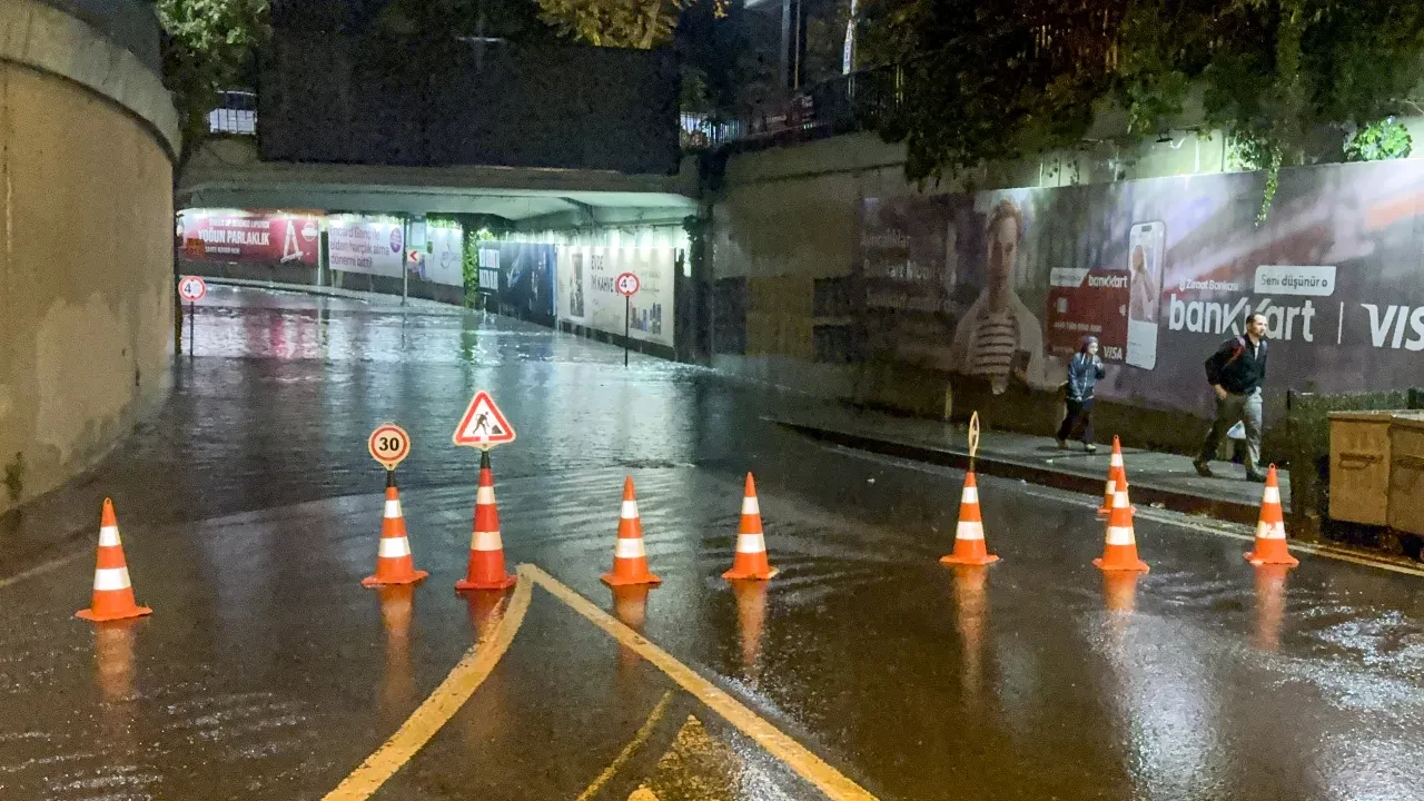 İstanbul'u sağanak vurdu: Yollar göle döndü, otobüsler sefer yapamadı, evleri su bastı