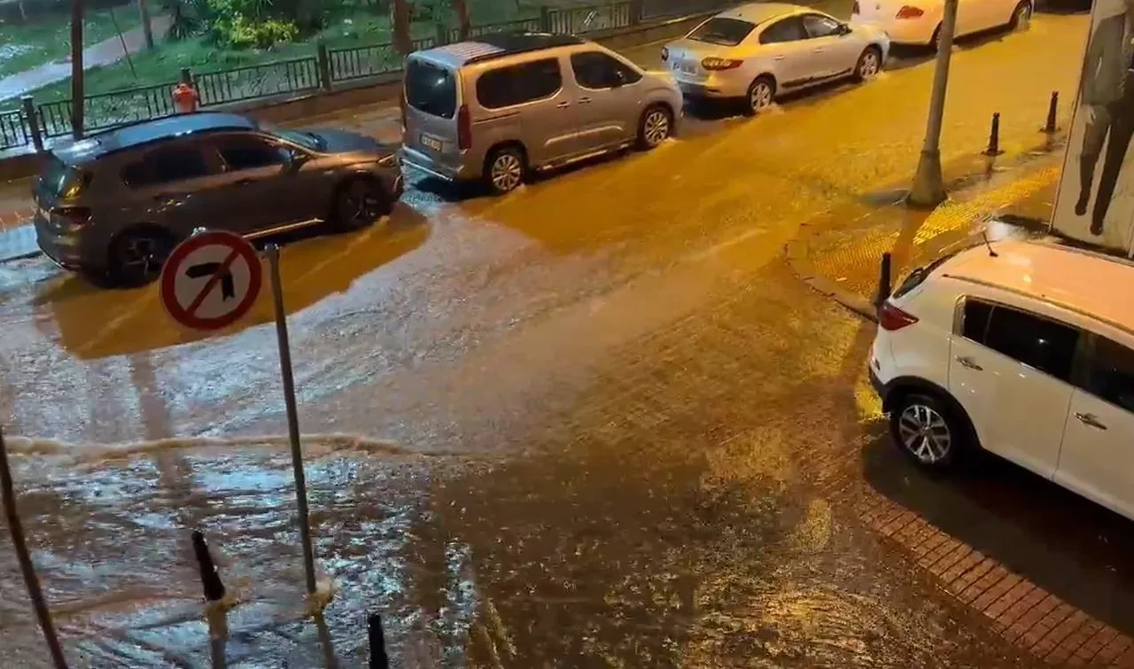 İstanbul'u sağanak vurdu: Yollar göle döndü, otobüsler sefer yapamadı, evleri su bastı