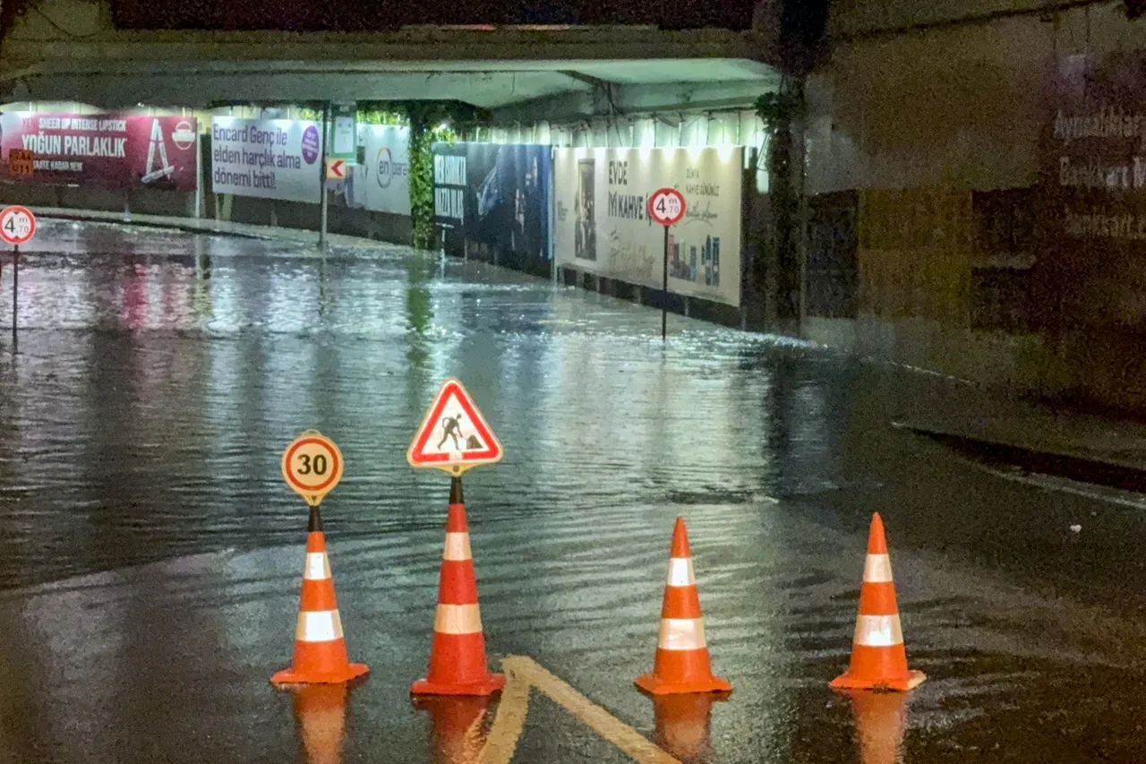 İstanbul'u sağanak vurdu: Yollar göle döndü, otobüsler sefer yapamadı, evleri su bastı