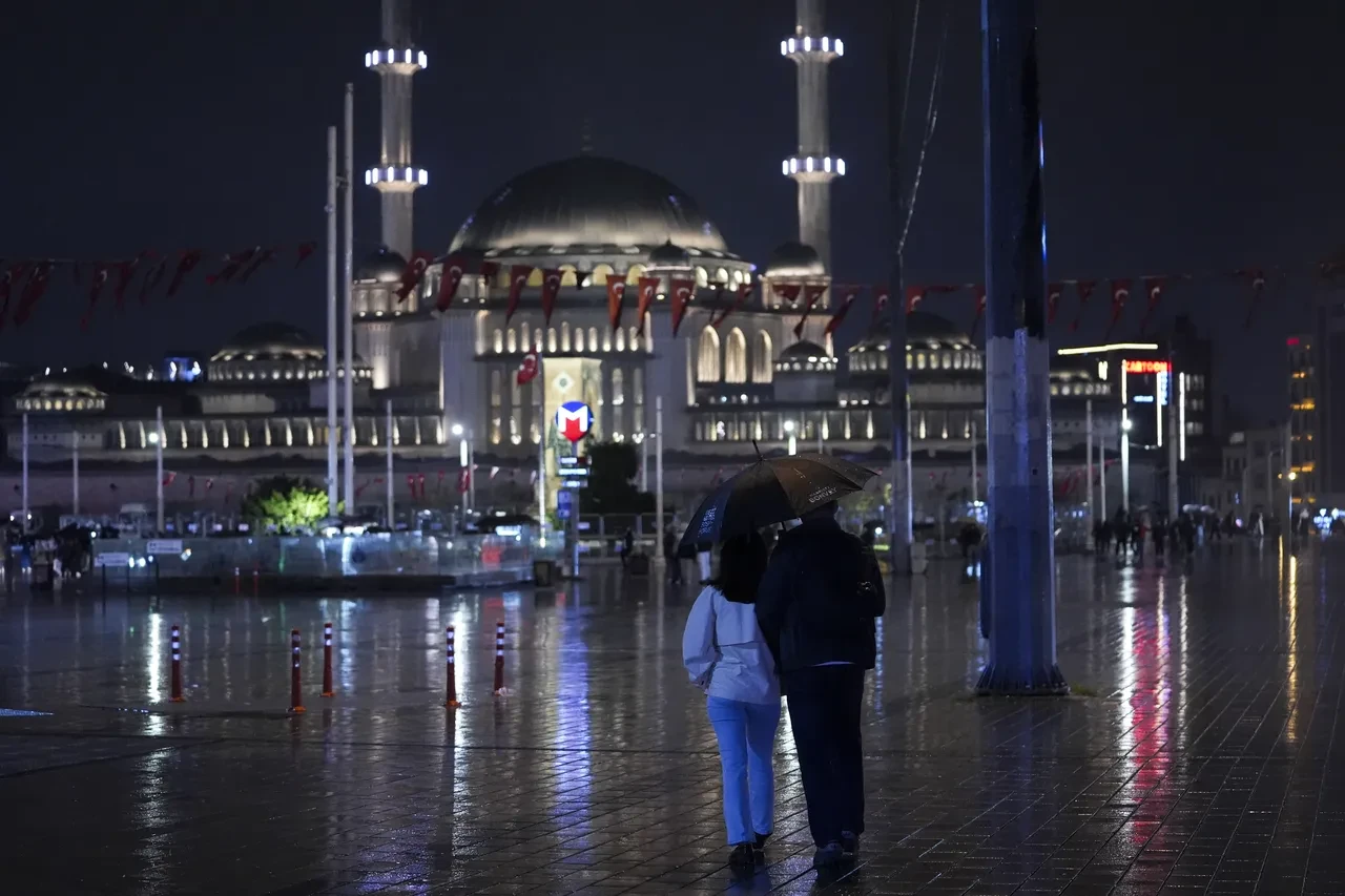 İstanbul'u sağanak vurdu: Yollar göle döndü, otobüsler sefer yapamadı, evleri su bastı