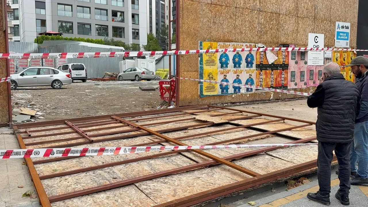 Kadıköy'de yolda yürüyen kadınların üzerine şantiye perdesi düştü: Yaralananlar var