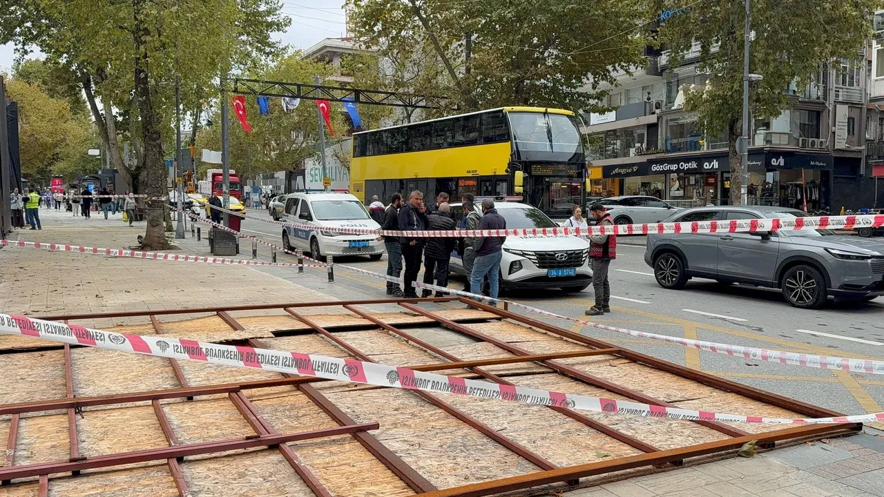 Kadıköy'de yolda yürüyen kadınların üzerine şantiye perdesi düştü: Yaralananlar var