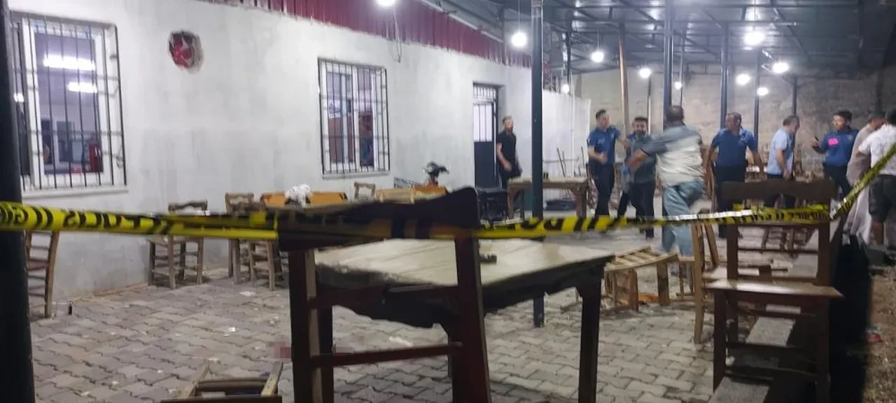 Mersin'de kahvehaneye uzun namlulu silahla saldırı: 1 kişi hayatını kaybetti, 1'i ağır 4 kişi yaralandı