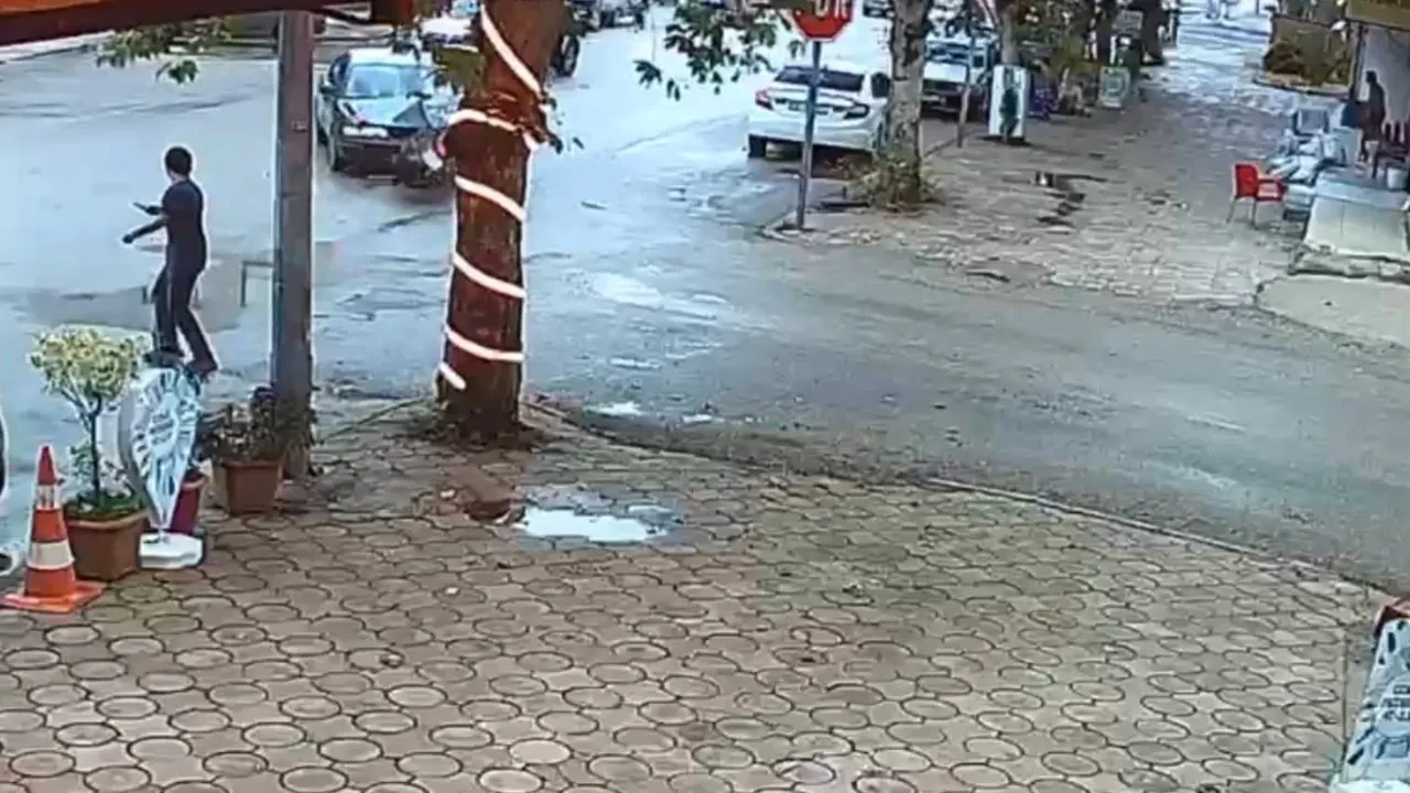 Otomobil ile motosiklet çarpıştı, sürücü taklalar attı