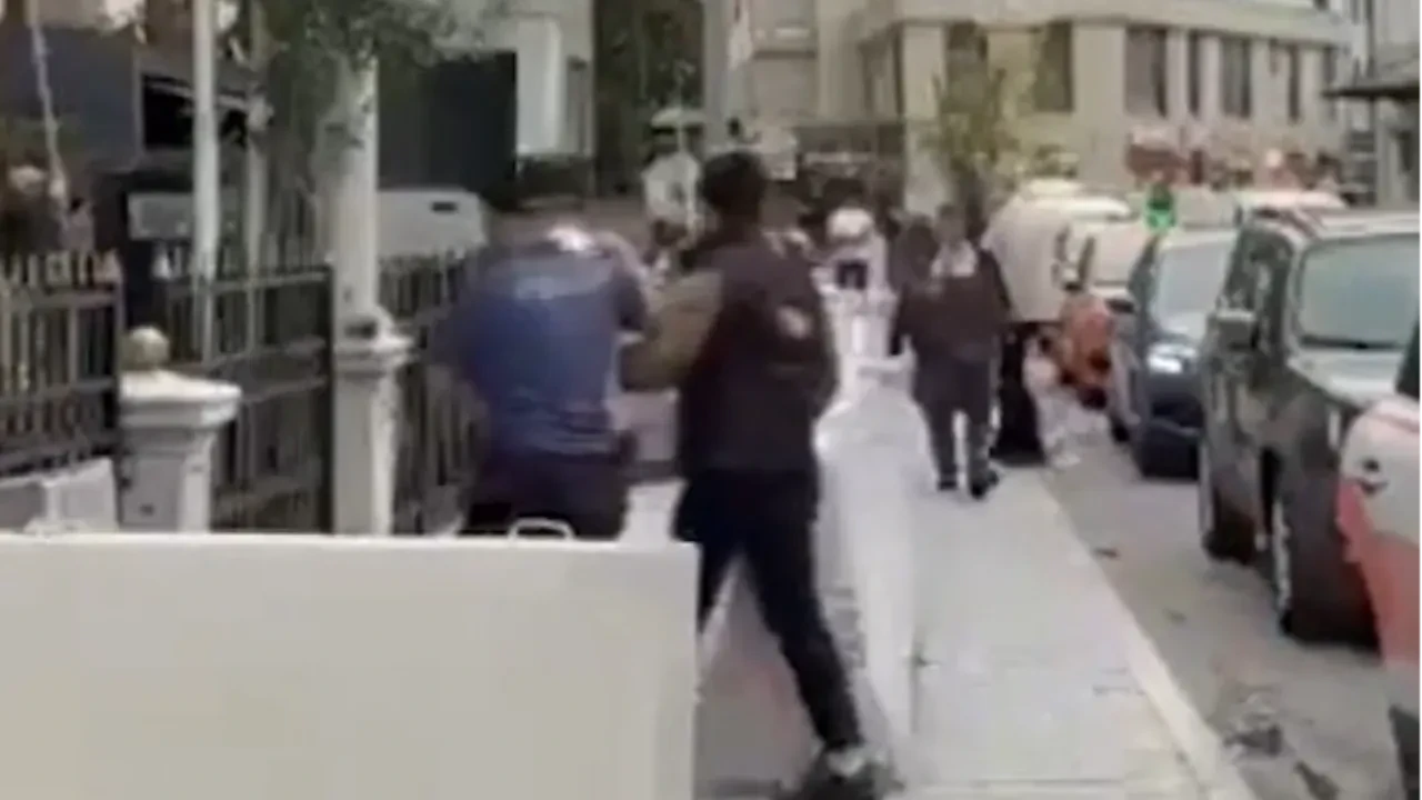 Tramvay duraklarında turistleri rahatsız edip sosyal medyada yayınladılar: 2 kişi yakalandı