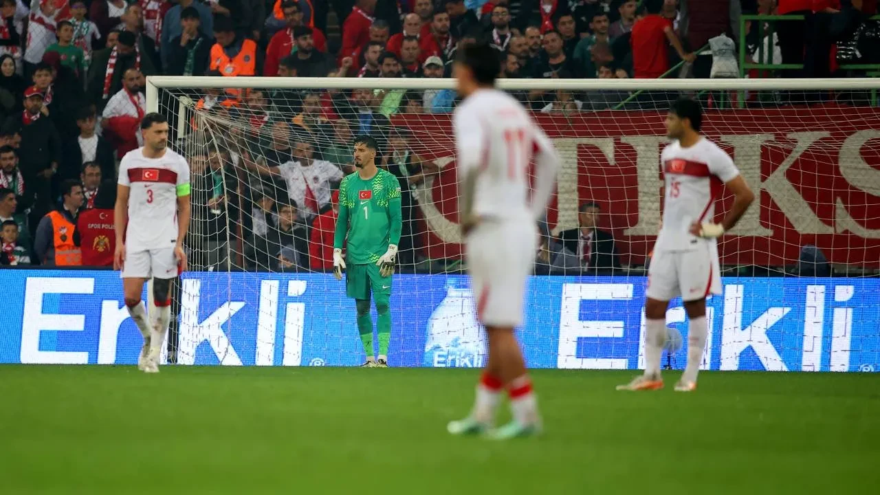 Tribünlerden Montella ve TFF'ye sert tepki! "İstifa" sesleri yükseldi