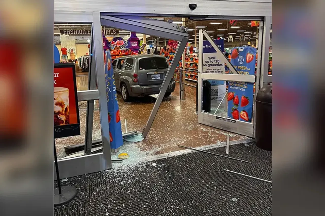 Tuvalete gitmek için aracıyla kapalı olan markete daldı!
