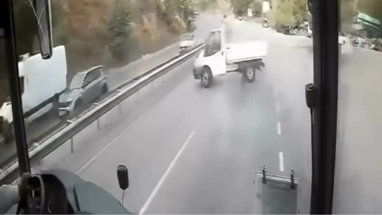Yağmur yolları kayganlaştırdı: Virajı alamayan kamyonet zor anlar yaşadı
