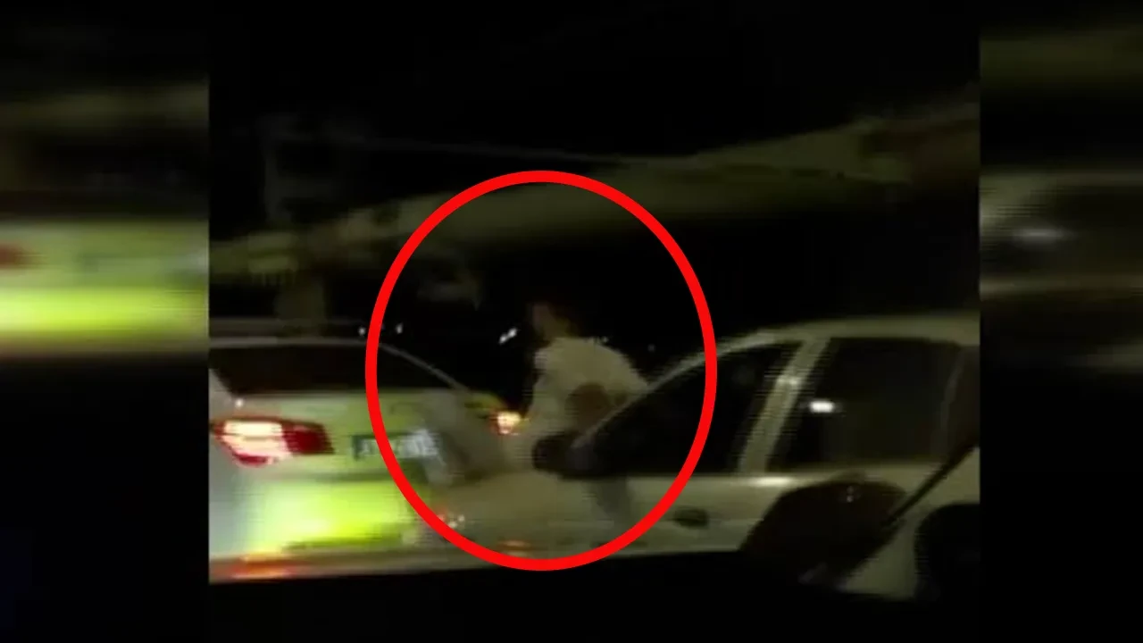 15 Temmuz Şehitler Köprüsü'nde ilginç görüntü! Aracın kaputuna oturdu, önündeki aracı ayaklarıyla böyle itti 