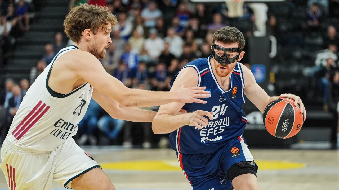 Anadolu Efes, Real Madrid'i devirdi! Lacivert-beyazlılar, EuroLeague'de ilk galibiyetini aldı