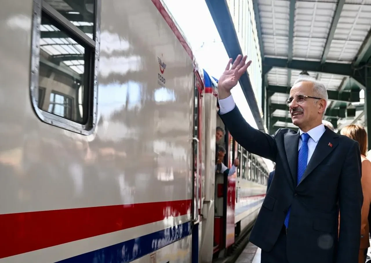Bakan Uraloğlu duyurdu: Turistik Karaelmas Ekspresi yeniden raylarla buluşuyor