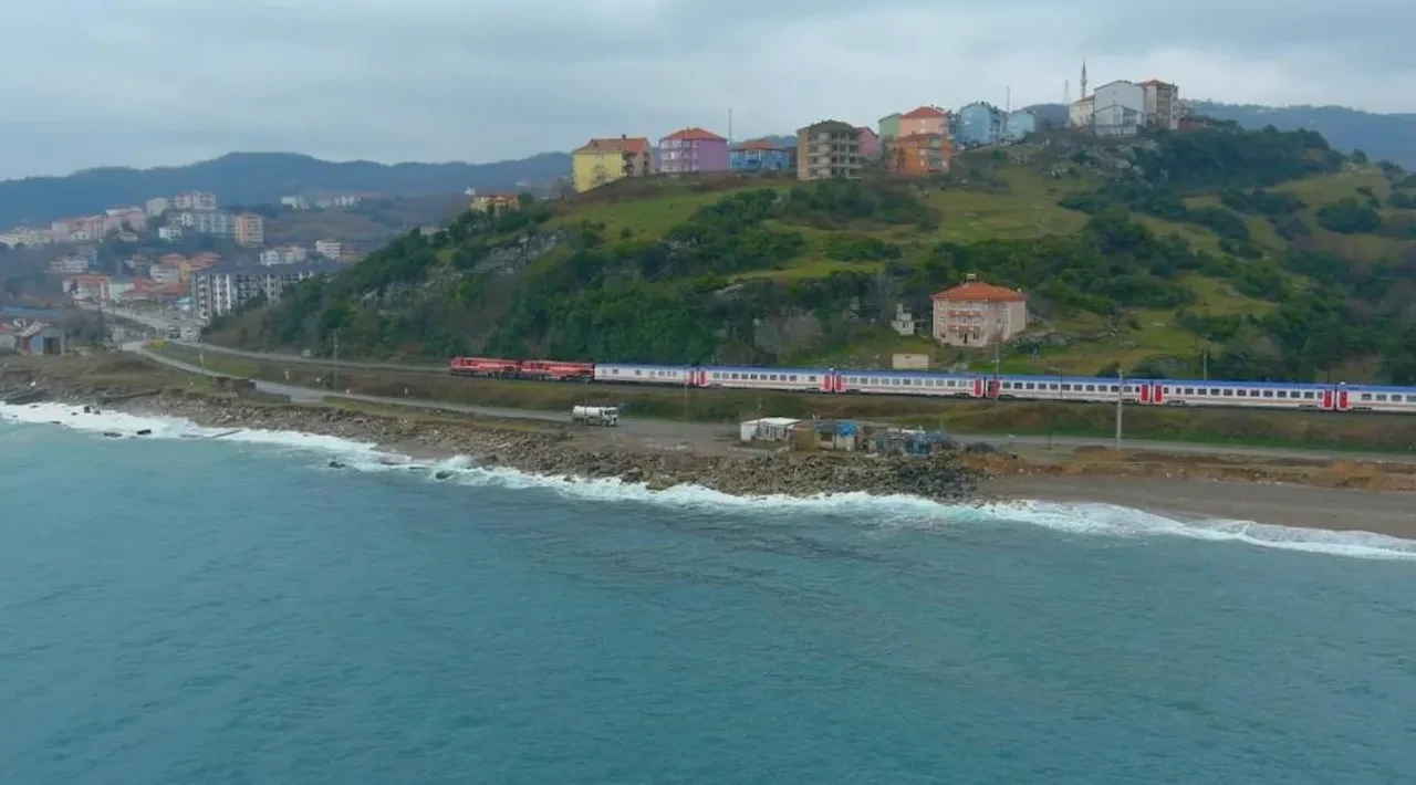 Bakan Uraloğlu duyurdu: Turistik Karaelmas Ekspresi yeniden raylarla buluşuyor