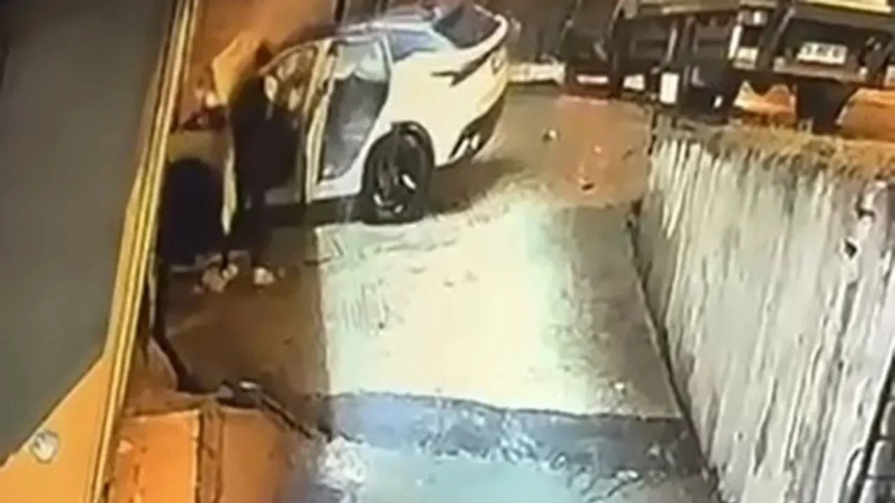 Beylikdüzü’nde zamana karşı yarış: Yanan otomobilden sürücüyü vatandaş çıkardı
