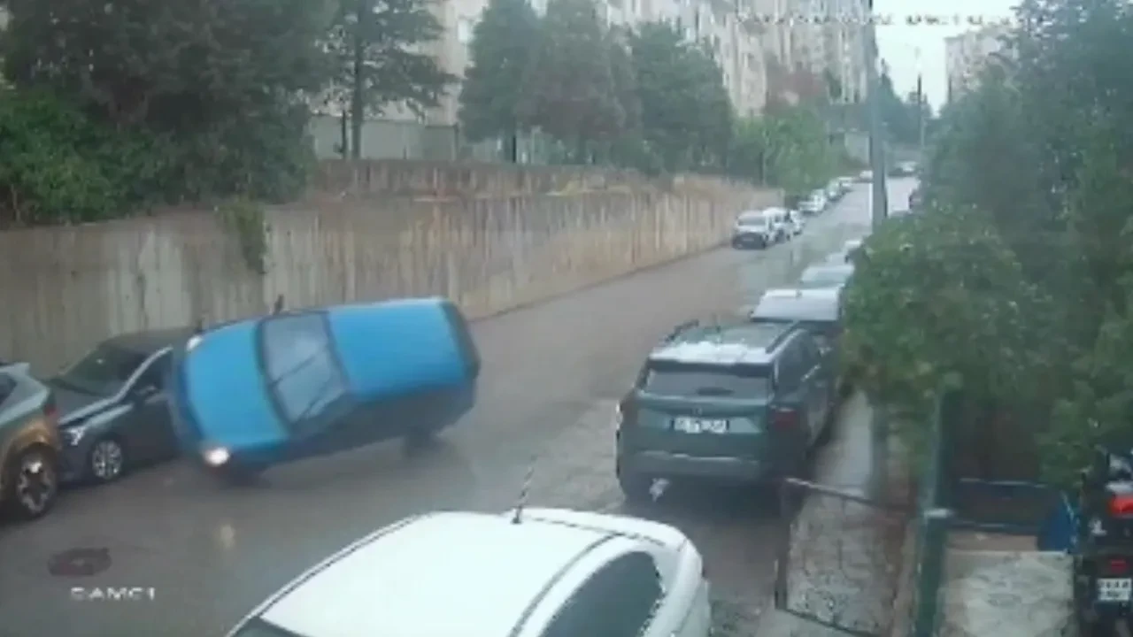 Bursa’da yağış kaza getirdi: Kontrolden çıkan otomobilin dehşet anları kamerada