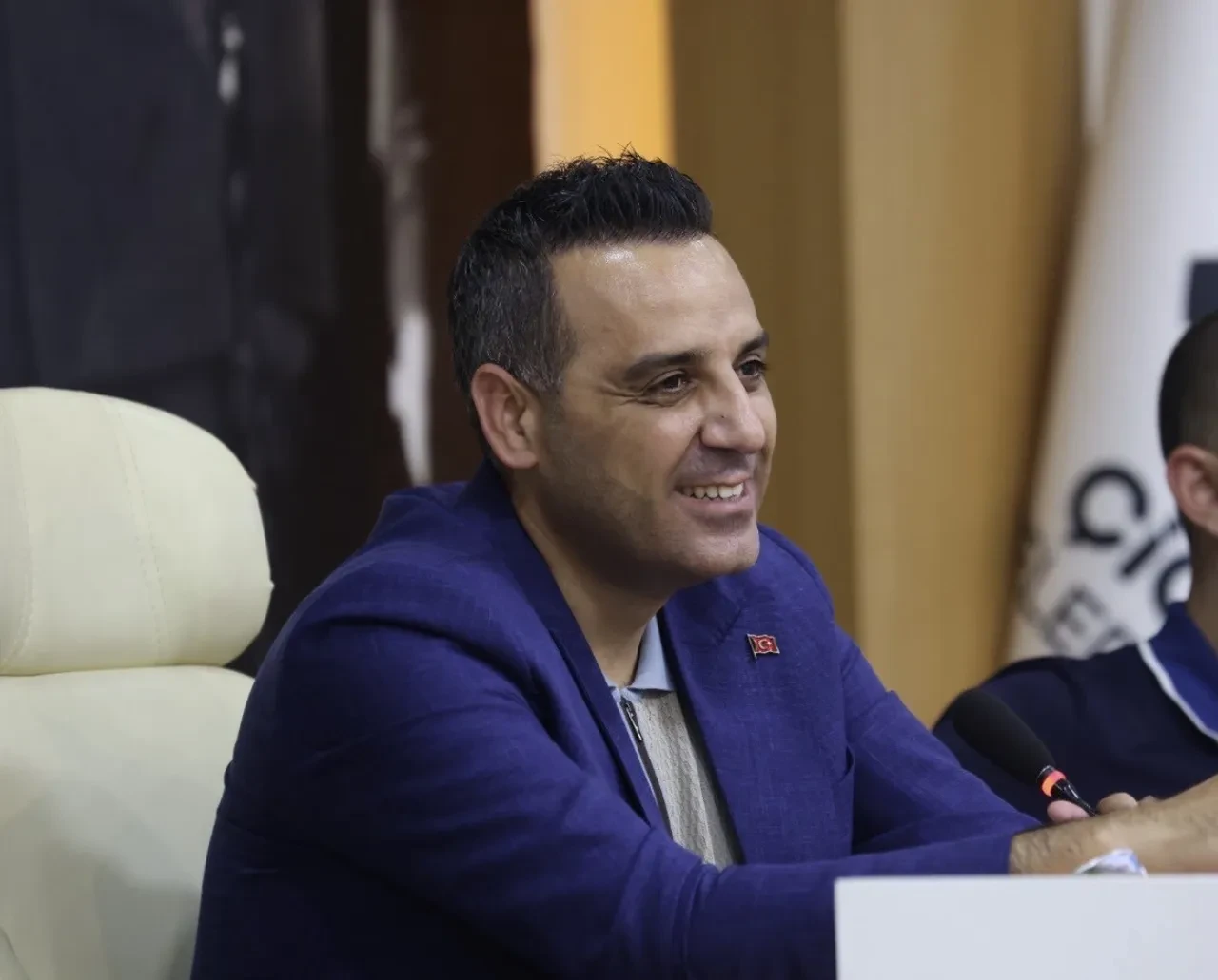 Çiğli Belediye Başkanı Onur Emrah Yıldız AK Parti'ye geçiyor