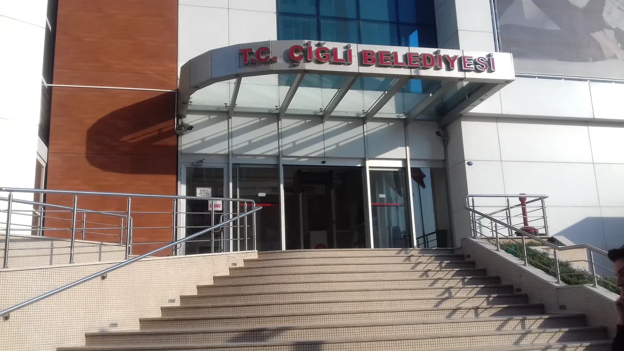 Çiğli Belediye Başkanı Onur Emrah Yıldız AK Parti'ye geçiyor
